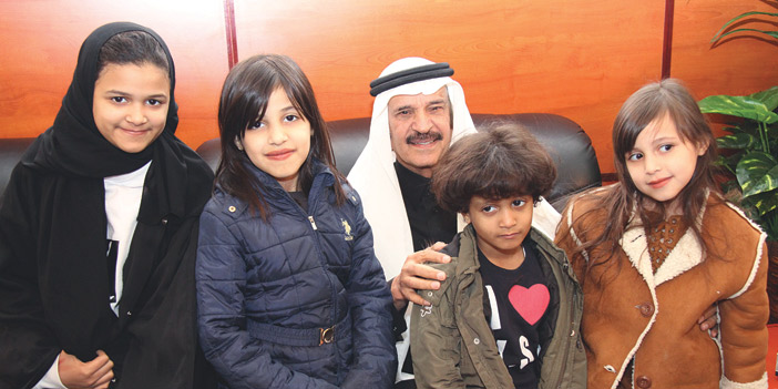  الزميل خالد المالك في صورة مع أطفال «إنسان»