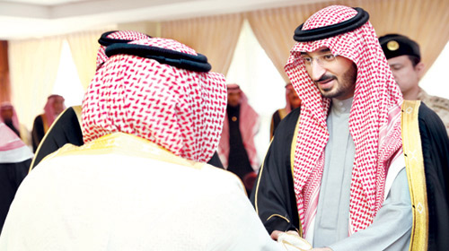  الأمير عبد الله بن بندر خلال استقباله أمراء الأفواج