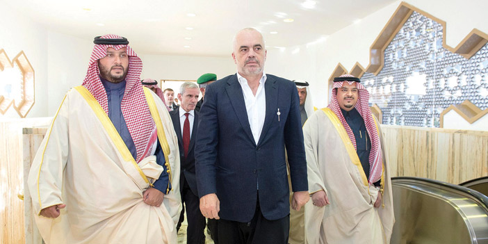  رئيس الوزراء الألباني لدى مغادرته الرياض