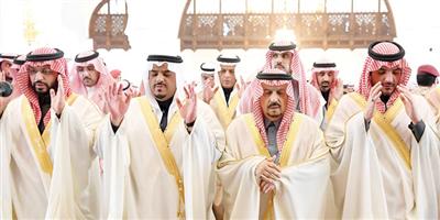 أمير منطقة الرياض يؤدي صلاة الميت على سعود الهلال 
