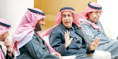  وزير الثقافة خلال لقائه بنخبة من الأدباء والفنانين والمبدعين السعوديين