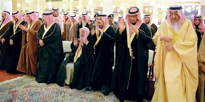 أمير منطقة الرياض يؤدي صلاة الميت على الأمير عبدالله بن فيصل بن تركي (الأول) 