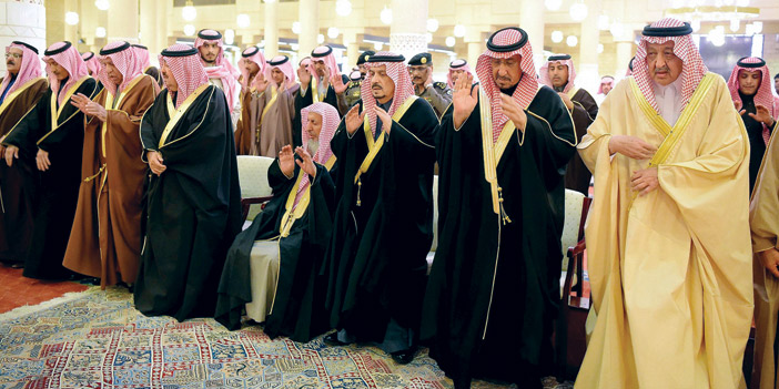   الأمير فيصل بن بندر يؤدي الصلاة على الفقيد