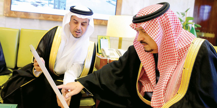  الأمير فيصل بن بندر خلال استقباله وفدًا من مدينة الملك سعود الطبية