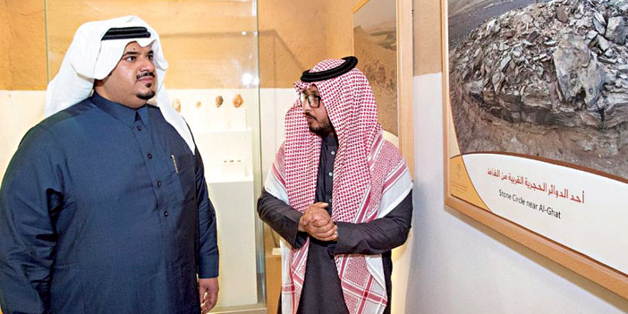   الأمير محمد بن عبدالرحمن خلال زيارته المتحف