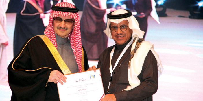   الأمير الوليد بن طلال خلال رعايته حفل التخرّج