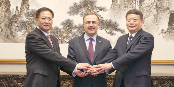  أمين الناصر مع رئيسي الشركتين الصينيتين بعد توقيع الاتفاقية