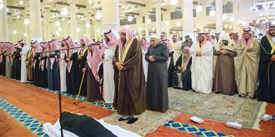 نائب أمير منطقة الرياض يؤدي الصلاة على الأميرة أضواء بنت عبد العزيز بن محمد 