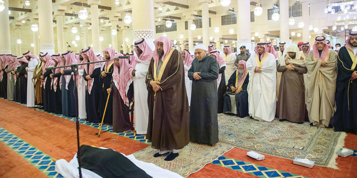 نائب أمير منطقة الرياض خلال تأديته الصلاة على الأميرة أضواء بنت عبد العزيز بن محمد
