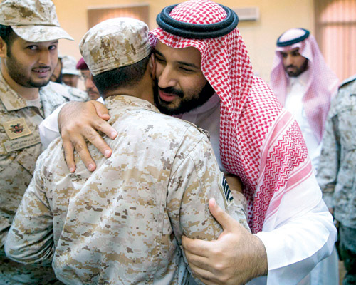  الأمير محمد بن سلمان في إحدى جولاته مع جنودنا في الحد الجنوبي