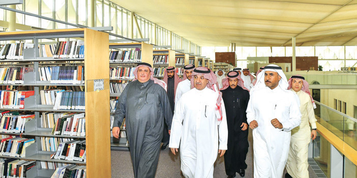  وزير الإعلام خلال زيارته مكتبة الملك فهد الوطنية