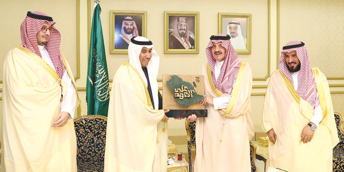  الأمير سعود بن نايف خلال استقبال شباب الأعمال