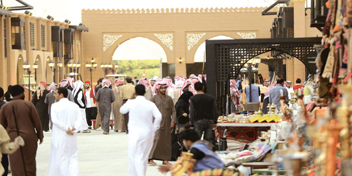 زوار قرية مهرجان الملك عبدالعزيز للإبل يشيدون ويستمتعون بالعروض والفعاليات 