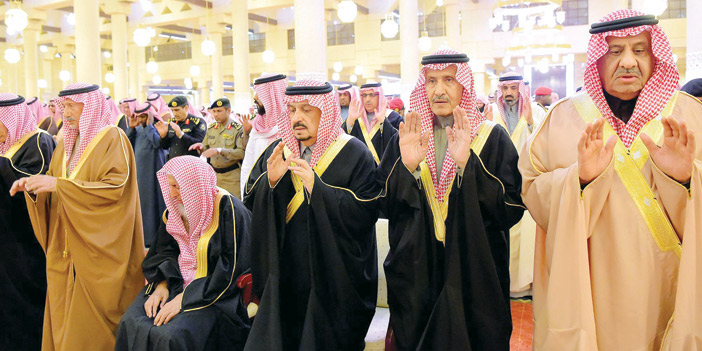   الأمير فيصل بن بندر يؤدي صلاة الميت على الأمير فيصل بن بدر بن فهد