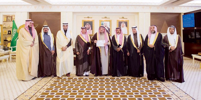   سمو أمير القصيم مع أعضاء اللجنة