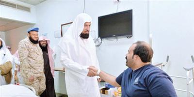 رئيس الهيئات يزور مصابي الحد الجنوبي بمدينة الأمير سلطان الطبية العسكرية بالرياض 