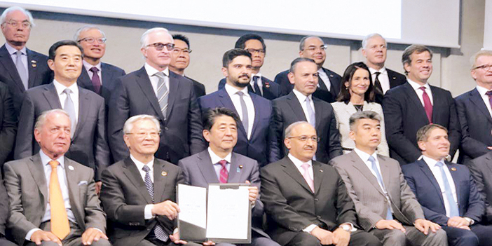  رئيس وزراء اليابان شنزو ابي مع عدد من المشاركين في اجتماعات القمة
