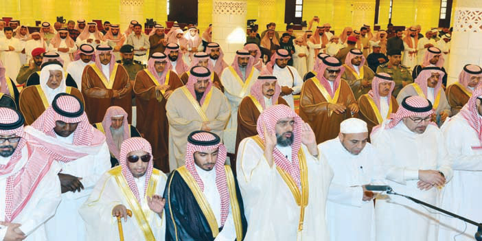  الأمير أحمد وأصحاب السمو الملكي الأمراء خلال أدائهم الصلاة