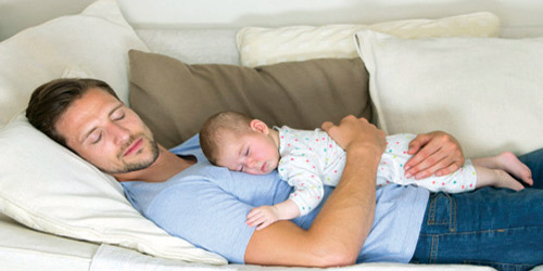 تحذير: النوم مع طفلك على الأريكة قد يقتله 