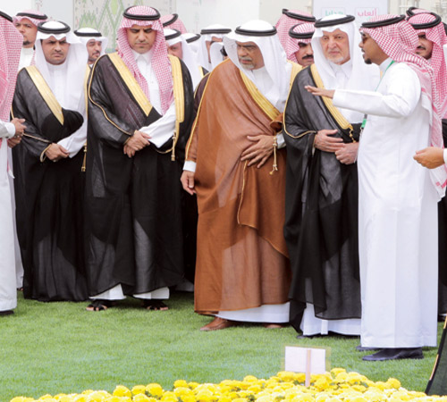  الأمير خالد الفيصل خلال افتتاحه المهرجان