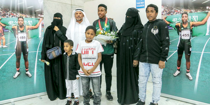  أسرة اللاعب الماس في استقباله بالمطار