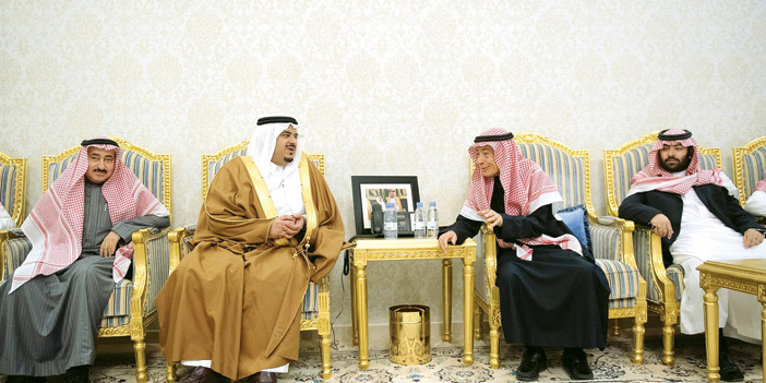 الأمير محمد بن عبدالرحمن يقدم العزاء لأسرة السديري