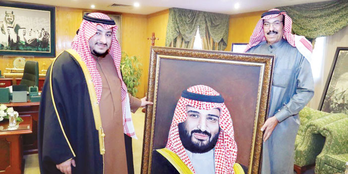  الأمير عبدالعزيز بن فهد يتسلم رسمة من الفنان نصير السَّمارة