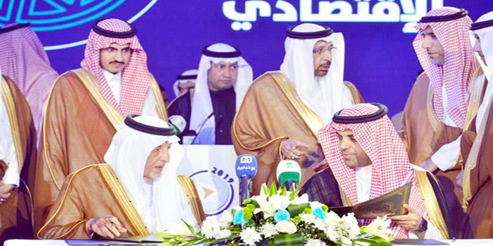  الأمير خالد الفيصل خلال توقيعه الاتفاقية