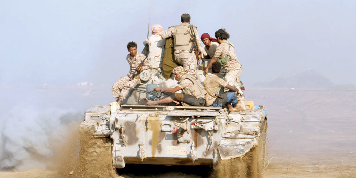  مدرعة للجيش اليمني تنقل جنودًا يمنيين لجبهات القتال