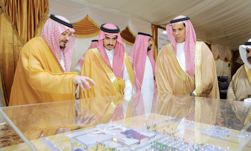  الأمير بدر بن سلطان يطلع على مجسم مشروع مطار القنفذة