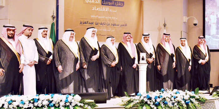  صورة جماعية للمكرمين رؤساء مجالس غرفة الشرقية مع سمو أمير المنطقة