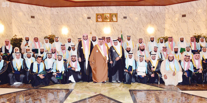  الأمير فيصل بن بندر خلال رعايته حفل تخريج طلاب جامعة الإمام