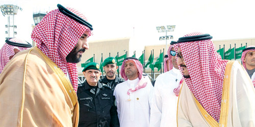 خادم الحرمين خلال مغادرته الرياض يتبادل الحديث مع سمو نائبه