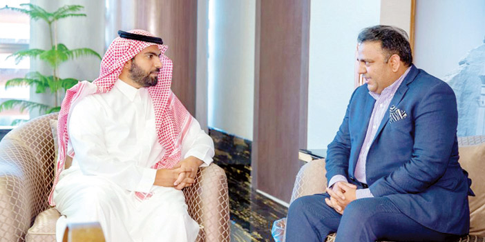  الأمير بدر بن عبدالله خلال لقائه وزير الإعلام الباكستاني