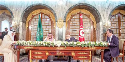 الملك يتقلد الصنف الأكبر من وسام الجمهورية التونسية ويسلم قلادة الملك عبدالعزيز للرئيس التونسي 