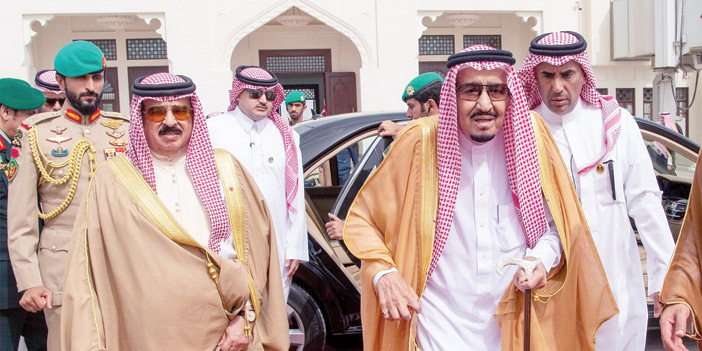  خادم الحرمين الشريفين خلال مغادرته البحرين