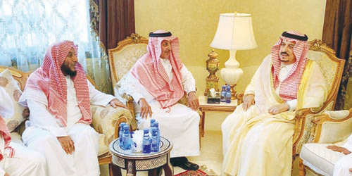 أمير منطقة الرياض يقدم واجب العزاء في وفاة الشيخ محمد آل الشيخ