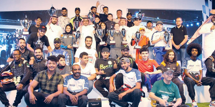 خالد بن سلطان يتوج الفائزين ببطولة الاتحاد السعودي للكارتينج على حلبة FunXtreme 