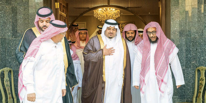 نائب أمير منطقة الرياض يعزي أسرة آل الشيخ 