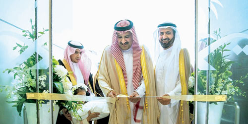  الأمير فيصل بن سلمان خلال افتتاحه أحد المراكز