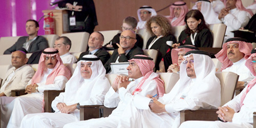  د. آل الشيخ وزير التعليم خلال فعاليات مؤتمر التعليم العالي