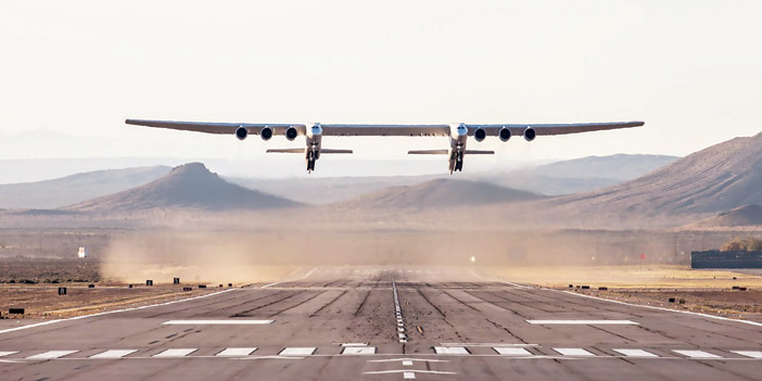 «أكبر طائرة في العالم» تحلِّق لأول مرة بنجاح 