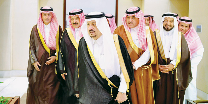  الأمير فيصل بن بندر خلال استقباله رئيس مجلس إدارة الغرفة التجارية بالرياض