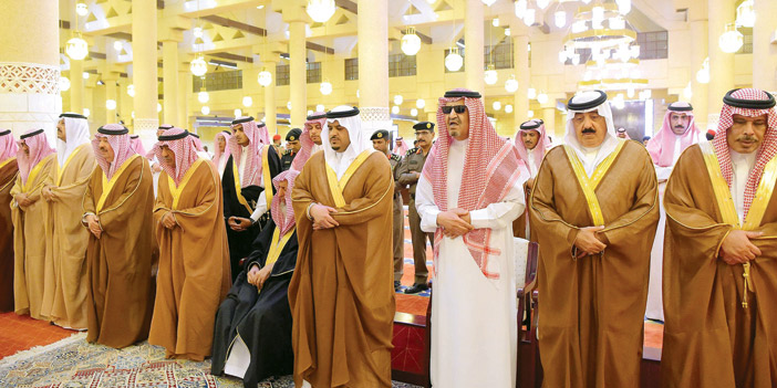  الأمير مقرن بن عبد العزيز يؤدي الصلاة على الفقيدة