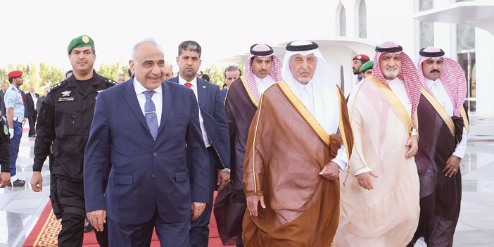  الأمير خالد الفيصل مستقبلا رئيس الوزراء العراقي لدى وصوله إلى جدة