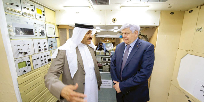  سلطان بن سلمان خلال زيارته مركز التحكم في البعثات الفضائية ومؤسسة الصناعات الفضائية الثقيلة