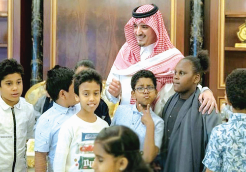 وزير الداخلية يلتقي الأطفال المشاركين في سباق الوفاء للشهداء 