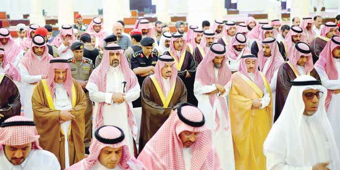  أمير منطقة الرياض يؤدي صلاة الميت على الأميرة حصة بنت سعود