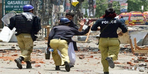 مقتل 8 وإصابة 25 بانفجار استهدف الشرطة الباكستانية 