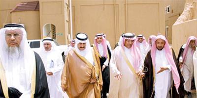 أمين منطقة الرياض يزور قصر الزاحم التاريخي ويثني على وثائقه 
